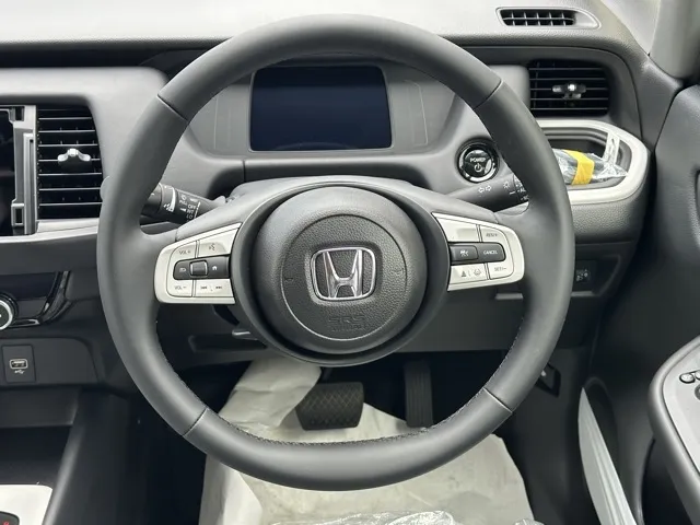 フィット(ホンダ)e：HEV ホーム ４ＷＤ登録済未使用車 6