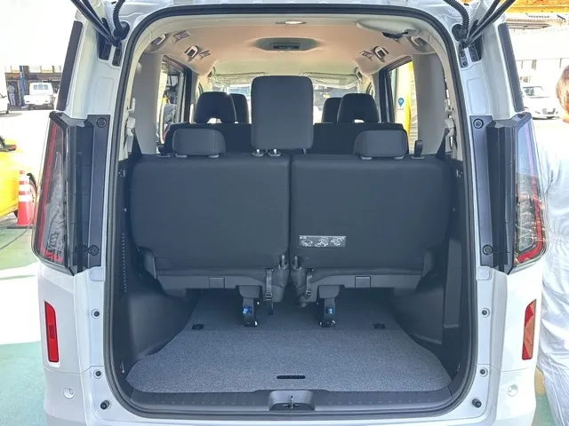 セレナ(ニッサン)eパワーX アラウンドビューモニター 左PSD登録済未使用車 9