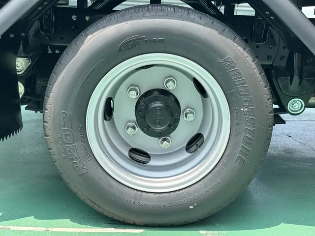 キャンター(三菱)全低床垂直ゲート 平ボディ 2ｔ 5MTレンタ登録済未使用車 10