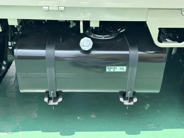キャンター(三菱)全低床垂直ゲート 平ボディ 2ｔ 5MTレンタ登録済未使用車 12