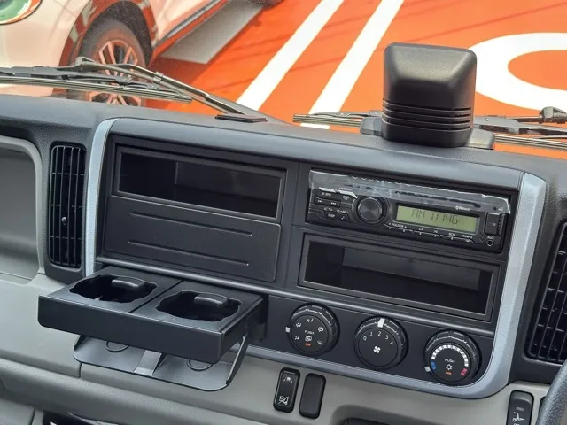 キャンター(三菱)全低床垂直ゲート 平ボディ 2ｔ 5MTレンタ登録済未使用車 23