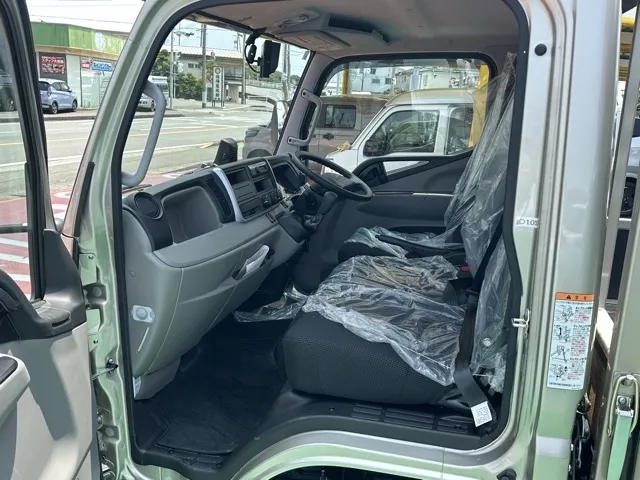 キャンター(三菱)全低床垂直ゲート 平ボディ 2ｔ 5MTレンタ登録済未使用車 3