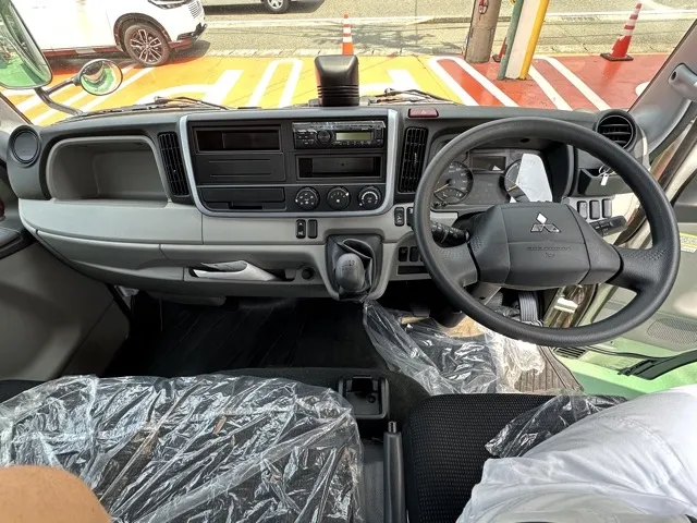 キャンター(三菱)全低床垂直ゲート 平ボディ 2ｔ 5MTレンタ登録済未使用車 4