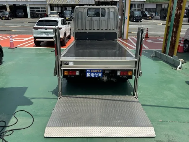 キャンター(三菱)全低床垂直ゲート 平ボディ 2ｔ 5MTレンタ登録済未使用車 8