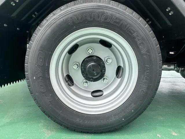 キャンター(三菱)全低床垂直ゲート 平ボディ 2ｔ 5MTレンタ登録済未使用車 13
