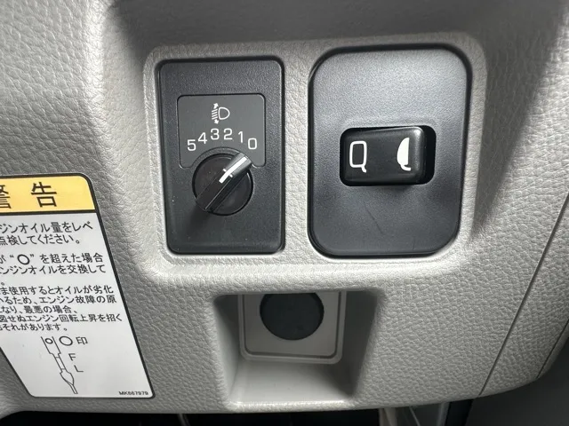 キャンター(三菱)全低床垂直ゲート 平ボディ 2ｔ 5MTレンタ登録済未使用車 17