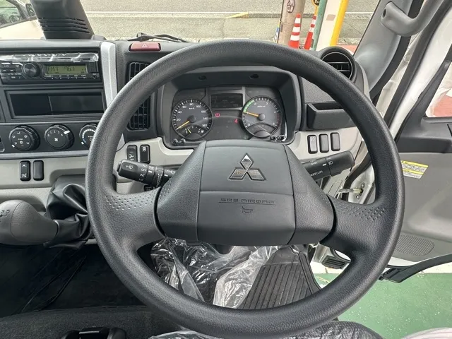 キャンター(三菱)全低床垂直ゲート 平ボディ 2ｔ 5MTレンタ登録済未使用車 25