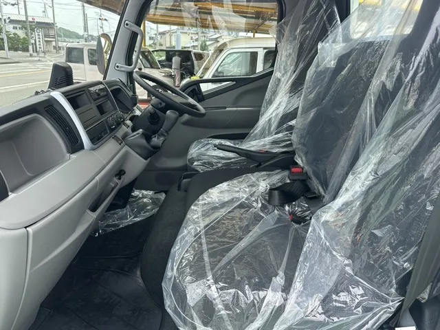 キャンター(三菱)全低床垂直ゲート 平ボディ 2ｔ 5MTレンタ登録済未使用車 3