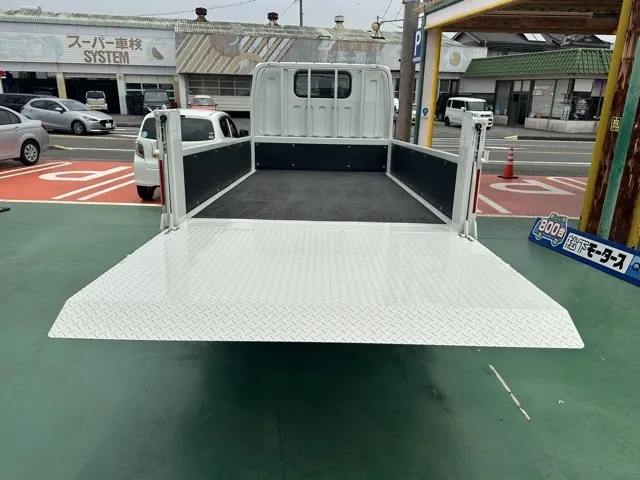 キャンター(三菱)全低床垂直ゲート 平ボディ 2ｔ 5MTレンタ登録済未使用車 4
