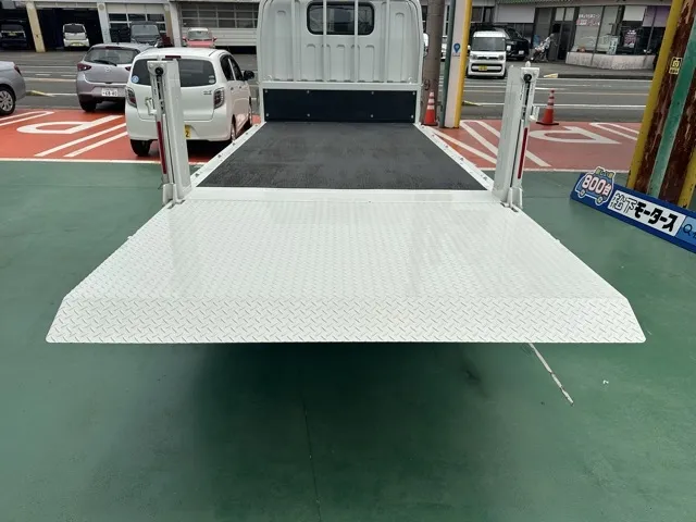 キャンター(三菱)全低床垂直ゲート 平ボディ 2ｔ 5MTレンタ登録済未使用車 5