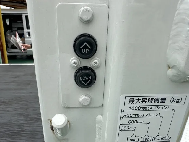 キャンター(三菱)全低床垂直ゲート 平ボディ 2ｔ 5MTレンタ登録済未使用車 7