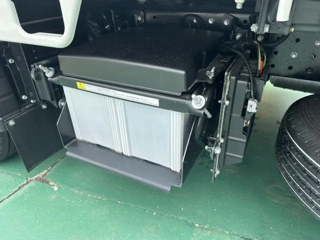 キャンター(三菱)全低床垂直ゲート 平ボディ 2ｔ 5MTレンタ登録済未使用車 8