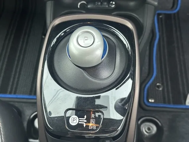 ノート(ニッサン)eパワー メダリスト中古車 13
