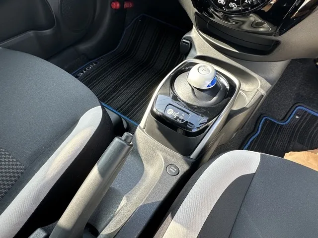 ノート(ニッサン)eパワーX中古車 13