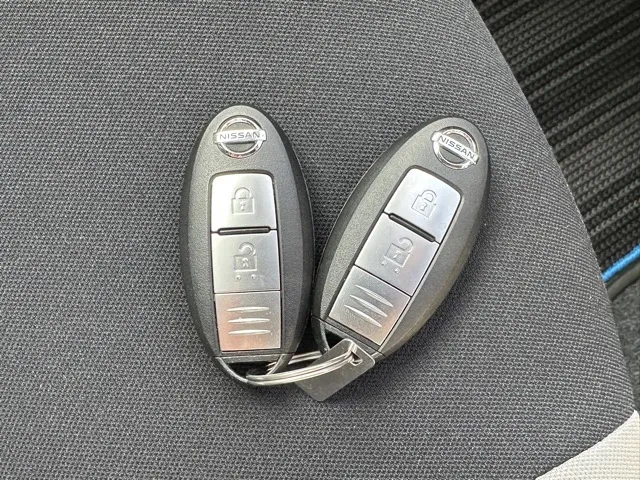 ノート(ニッサン)eパワーX中古車 20