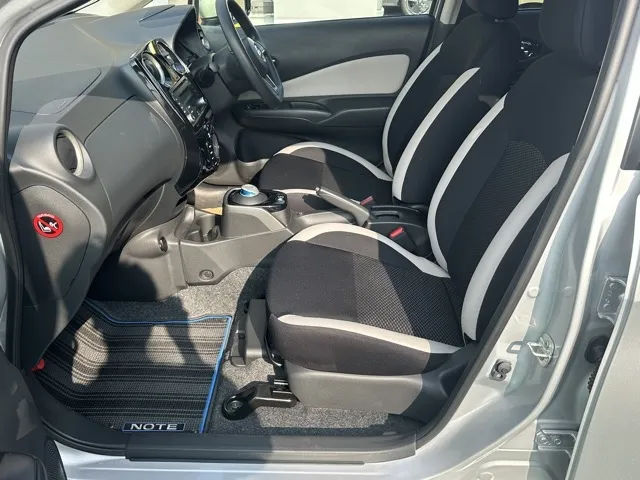 ノート(ニッサン)eパワーX中古車 3