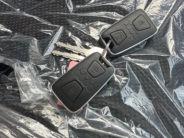 キャンター(三菱)全低床 平ボディ ２ｔ登録済未使用車 15