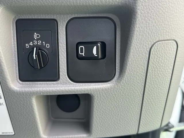 キャンター(三菱)全低床 平ボディ ２ｔ登録済未使用車 12