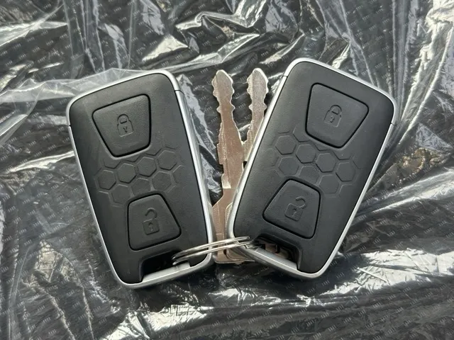 キャンター(三菱)全低床 平ボディ ２ｔ登録済未使用車 26