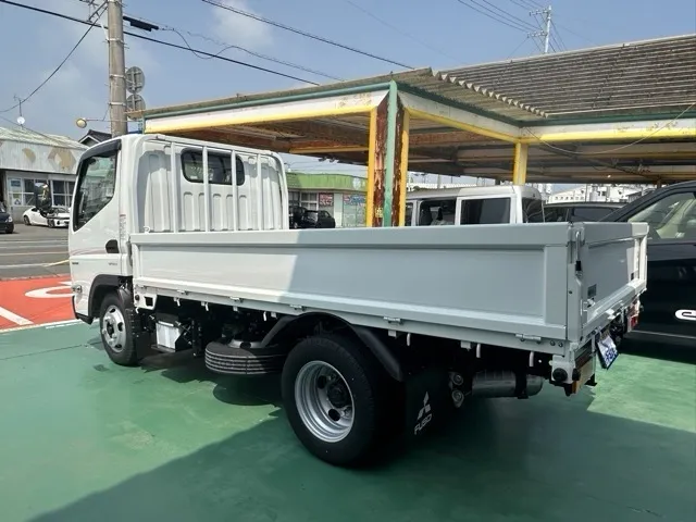 キャンター(三菱)全低床 平ボディ ２ｔ登録済未使用車 2