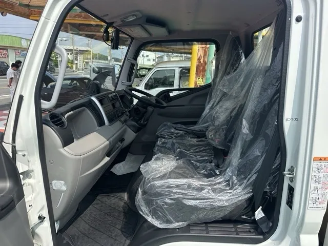 キャンター(三菱)全低床 平ボディ ２ｔ登録済未使用車 4