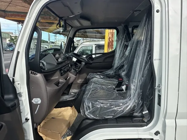 キャンター(三菱)Wキャブ　２ｔ　５ＭＴ登録済未使用車 3
