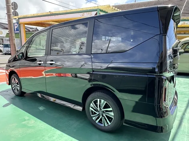 セレナ(ニッサン)ハイウェイスターV アラウンドビューモニター 12.3ナビ クリアビュー 4WD登録済未使用車 2