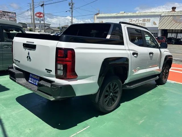 トライトン(三菱)GSR登録済未使用車 12