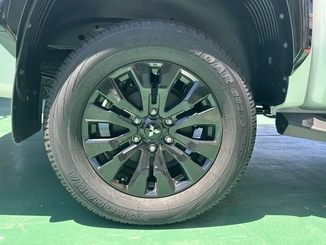 トライトン(三菱)GSR登録済未使用車 13