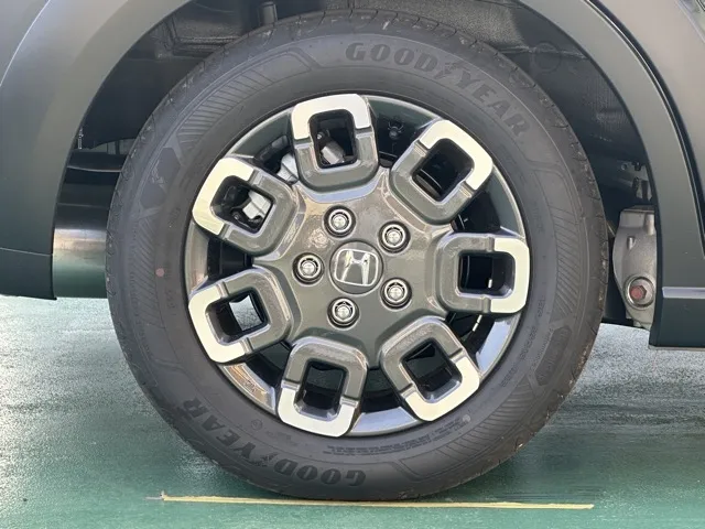 フリード(ホンダ)e：HEVクロスター ６人乗登録済未使用車 15