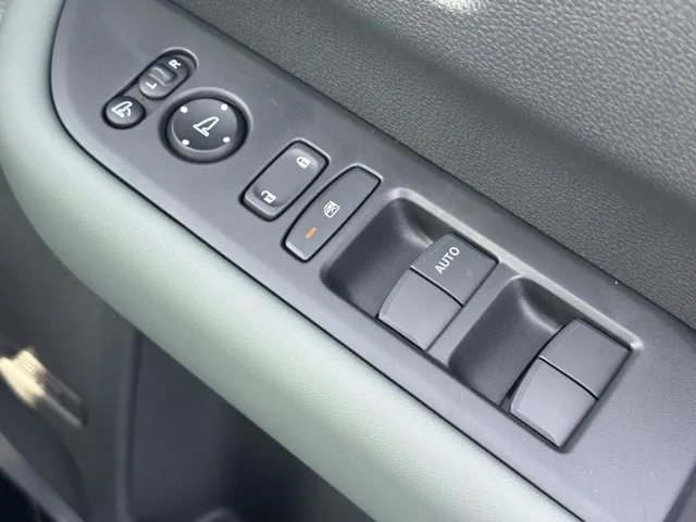 フリード(ホンダ)e：HEVクロスター ６人乗登録済未使用車 17