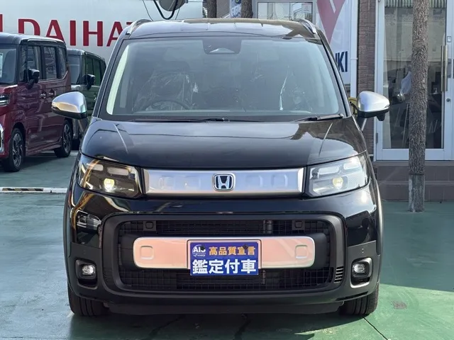 フリード(ホンダ)e：HEVクロスター ６人乗登録済未使用車 28