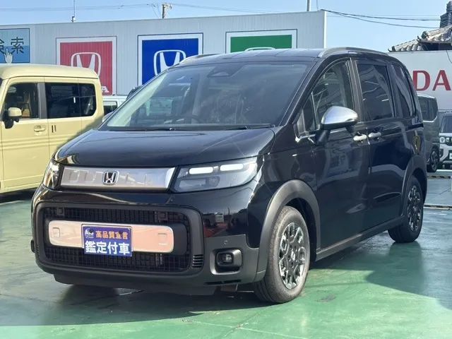 フリード(ホンダ)e：HEVクロスター ６人乗登録済未使用車 1