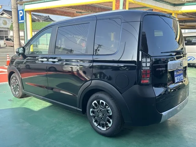 フリード(ホンダ)e：HEVクロスター ６人乗登録済未使用車 2