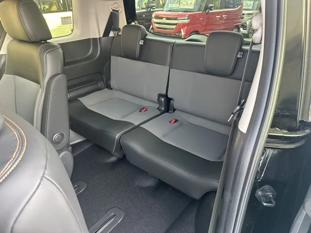フリード(ホンダ)e：HEVクロスター ６人乗登録済未使用車 5