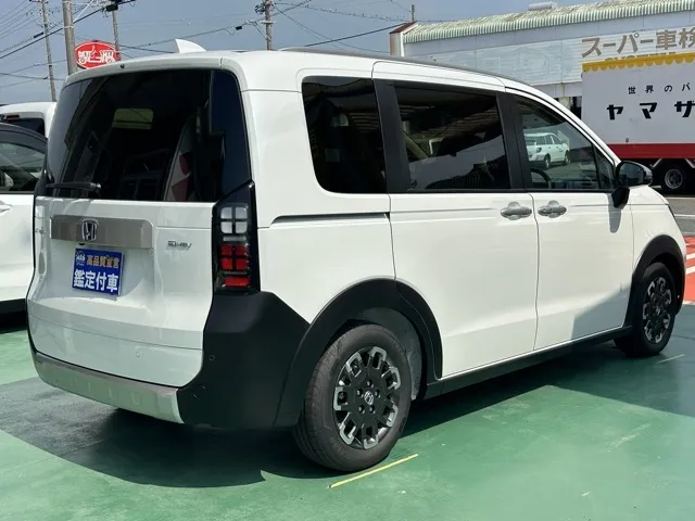 フリード(ホンダ)e：HEVクロスター ６人乗登録済未使用車 13