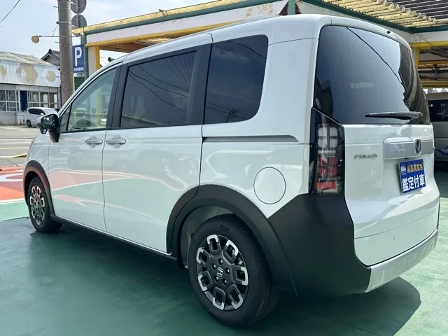 フリード(ホンダ)e：HEVクロスター ６人乗登録済未使用車 2