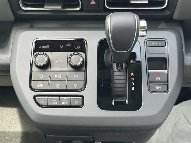 フリード(ホンダ)e：HEVクロスター ６人乗登録済未使用車 20