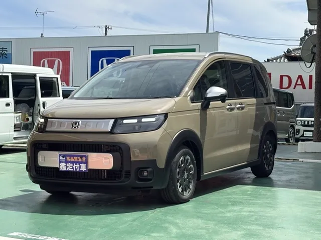フリード(ホンダ)e：HEVクロスター ６人乗登録済未使用車 1