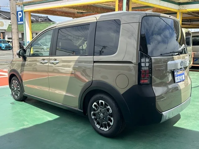 フリード(ホンダ)e：HEVクロスター ６人乗登録済未使用車 2