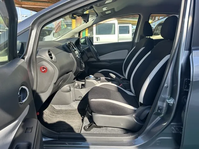 ノート(ニッサン)eパワーX中古車 3