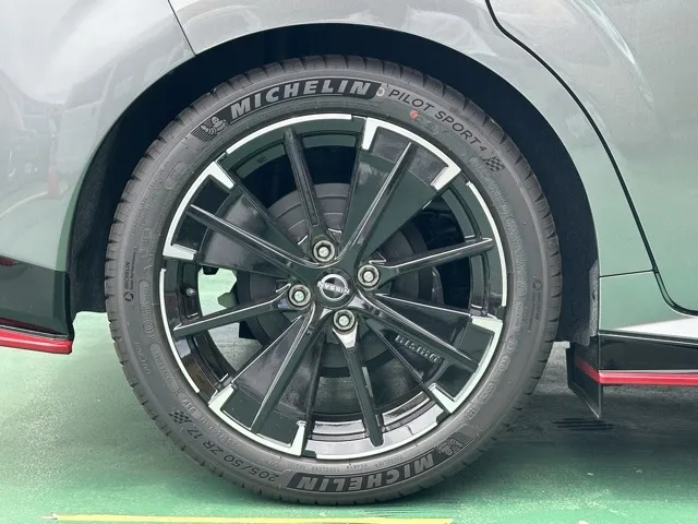 オーラ(ニッサン)ニスモ チューンドeパワー 寒冷地 4WD登録済未使用車 10