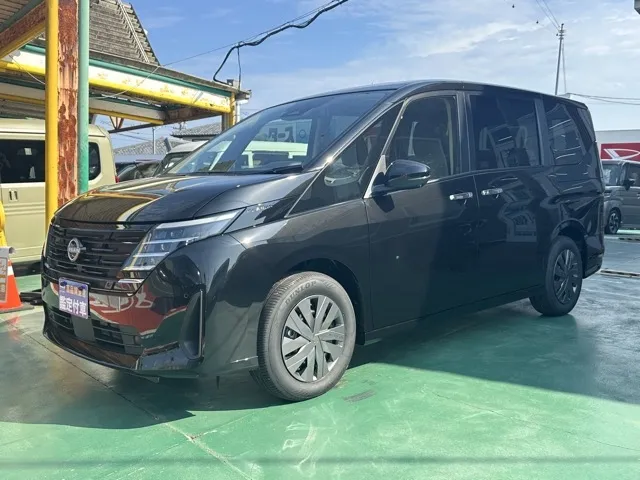 セレナ(ニッサン)X アラウンドビューモニター 左PSD登録済未使用車 1