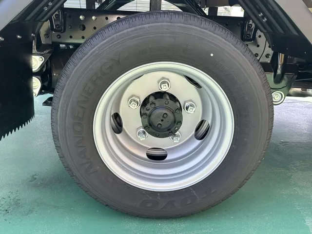 キャンター(三菱)全低床 平ボディ ２ｔ登録済未使用車 9
