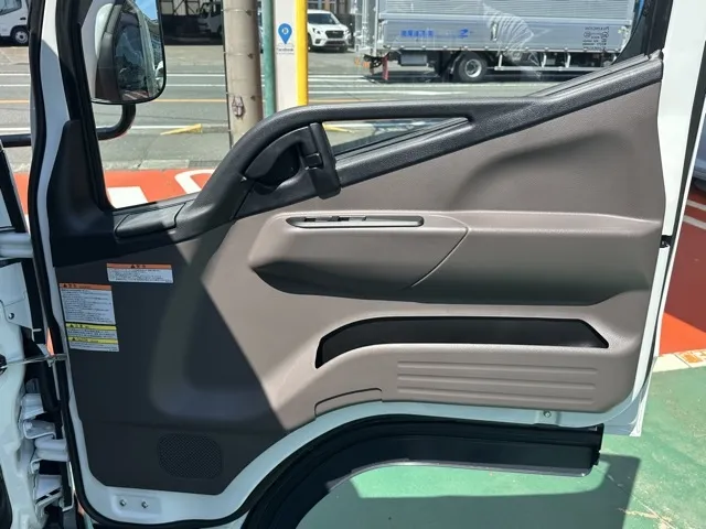 キャンター(三菱)全低床 平ボディ ２ｔ登録済未使用車 11