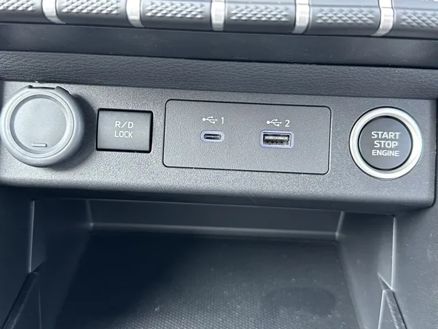 トライトン(三菱)GSR登録済未使用車 16