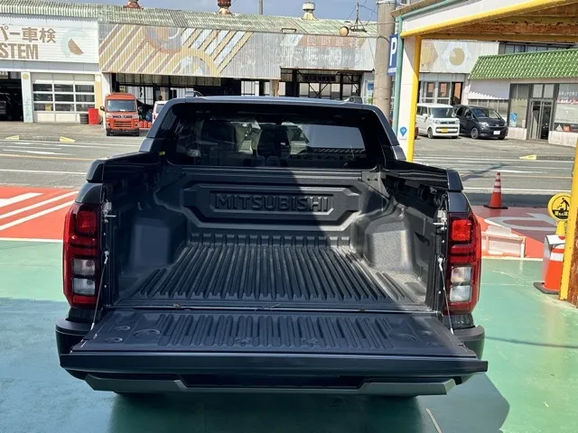 トライトン(三菱)GSR登録済未使用車 8