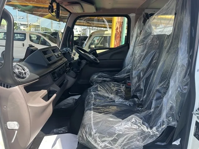 キャンター(三菱)Wキャブ　２ｔ　５ＭＴ登録済未使用車 3