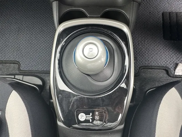 ノート(ニッサン)eパワーB中古車 21