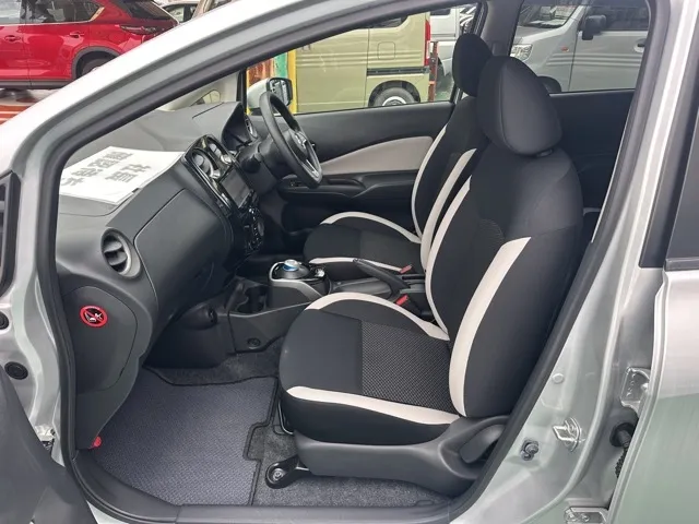 ノート(ニッサン)eパワーB中古車 3